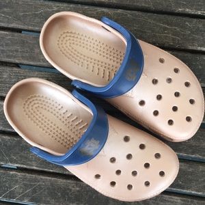 notre dame crocs mens